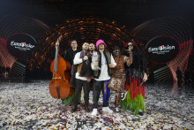 Ukrajinská hiphopová skupina Kalush Orchestra pózuje po víťazstve na 66. ročníku Eurovízie v Turíne.  FOTO: TASR/AP
