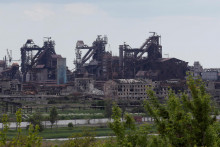 Pohľad na zničené a Rusmi obliehané oceliarske závody Azovstaľ v Mariupole. FOTO: Reuters