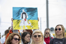 Žena drží transparent počas protestného zhromaždenia proti ruským útokom na Ukrajine v Drážďanoch. FOTO: TASR/AP