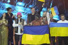 Na snímke ukrajinská hiphopová skupina Kalush Orchestra sa teší z víťazstva na 66. ročníku Eurovízie v Turíne v nedeľu 15. mája 2022. SNÍMKA: Luca Bruno