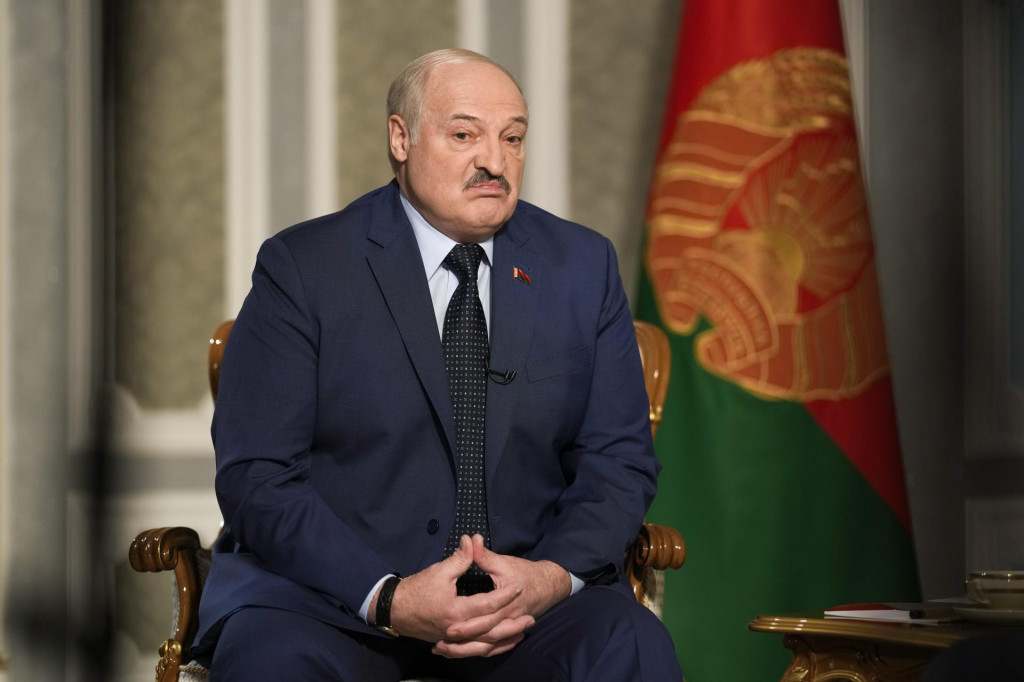 Bieloruský prezident Alexandr Lukašenko gestikuluje počas rozhovoru s americkou agentúrou Associated Press. FOTO: TASR/AP
