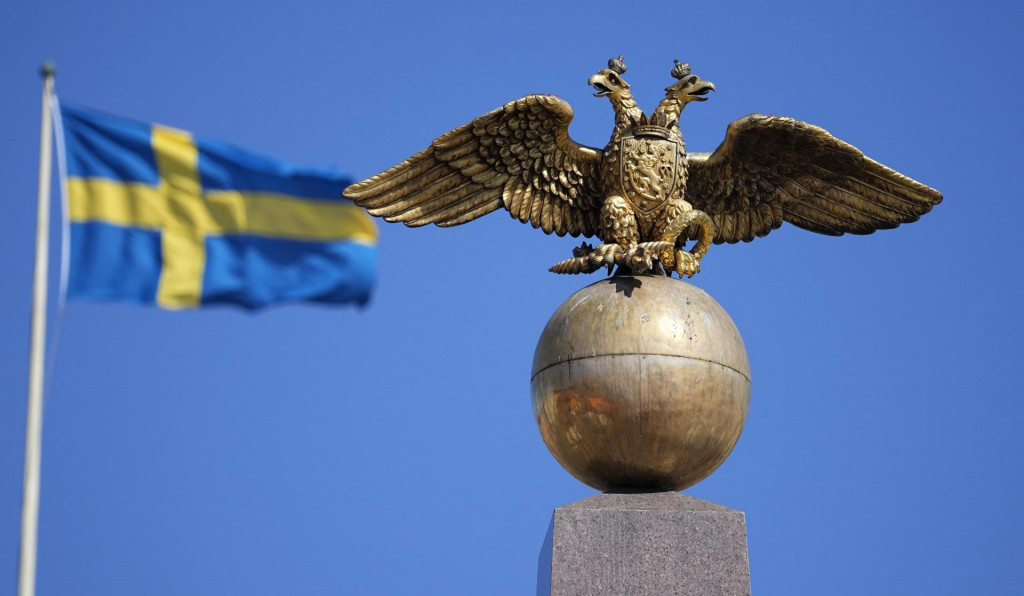 &lt;p&gt;Švédska vlajka veje pri zlatom dvojhlavom orlovi, štátnom znaku Ruska na námestí v Helsinkách. FOTO: TASR/AP&lt;br /&gt;
 &lt;/p&gt;
