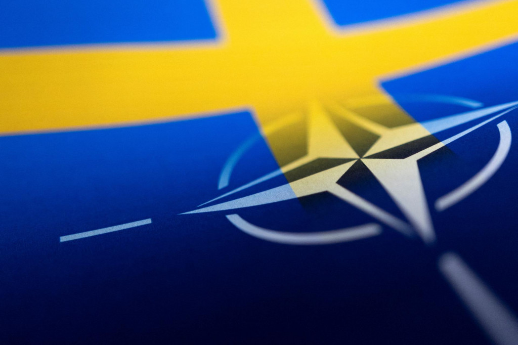 Švédska vlajka a vlajka NATO. FOTO: Reuters
