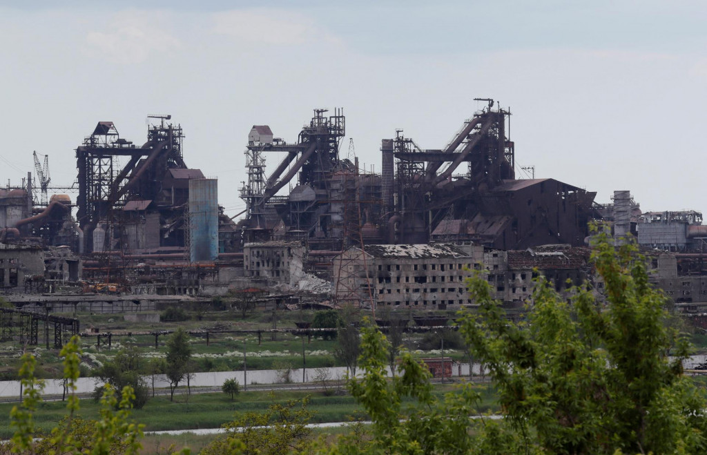 Pohľad na zničené a Rusmi obliehané oceliarske závody Azovstaľ v Mariupole. FOTO: Reuters