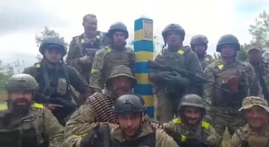 Ukrajinskí vojaci na hranici s Ruskom v Charkovskej oblasti. FOTO: Reuters