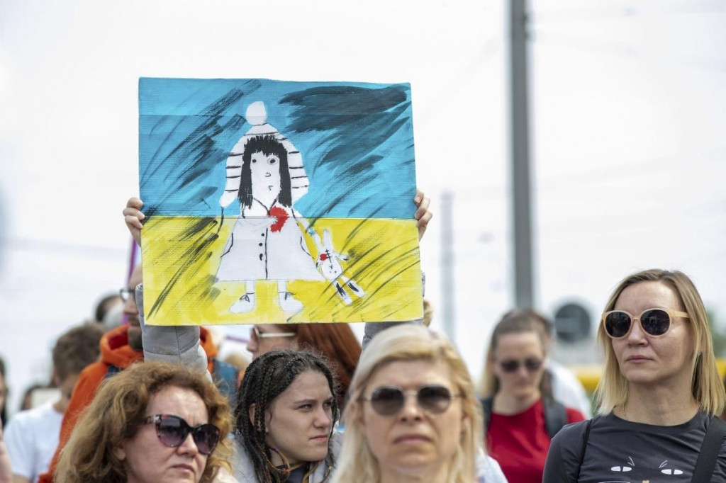 &lt;p&gt;Žena drží transparent počas protestného zhromaždenia proti ruským útokom na Ukrajine v Drážďanoch. FOTO: TASR/AP&lt;/p&gt;