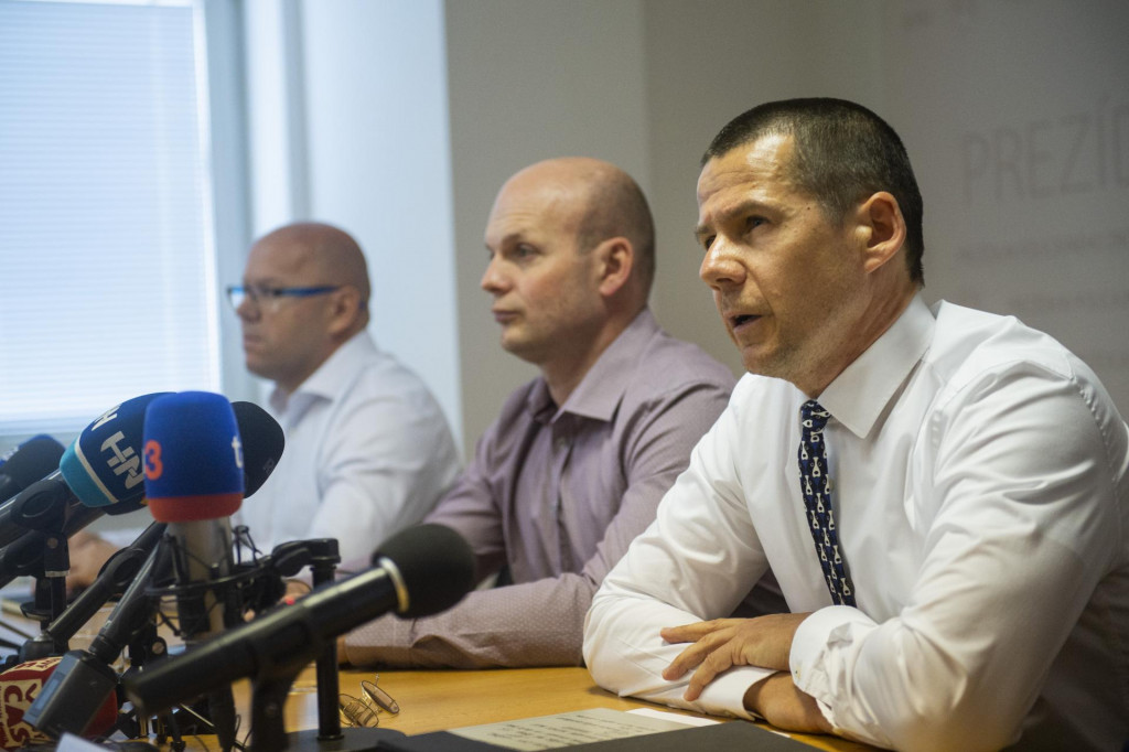 Na sn&iacute;mke zľava riaditeľ NAKA Ľubom&iacute;r Daňko, 1. viceprezident Policajn&eacute;ho zboru Branko Ki&scaron;&scaron; a prezident Policajn&eacute;ho zboru &Scaron;tefan Hamran. FOTO: TASR/ Jakub Kotian