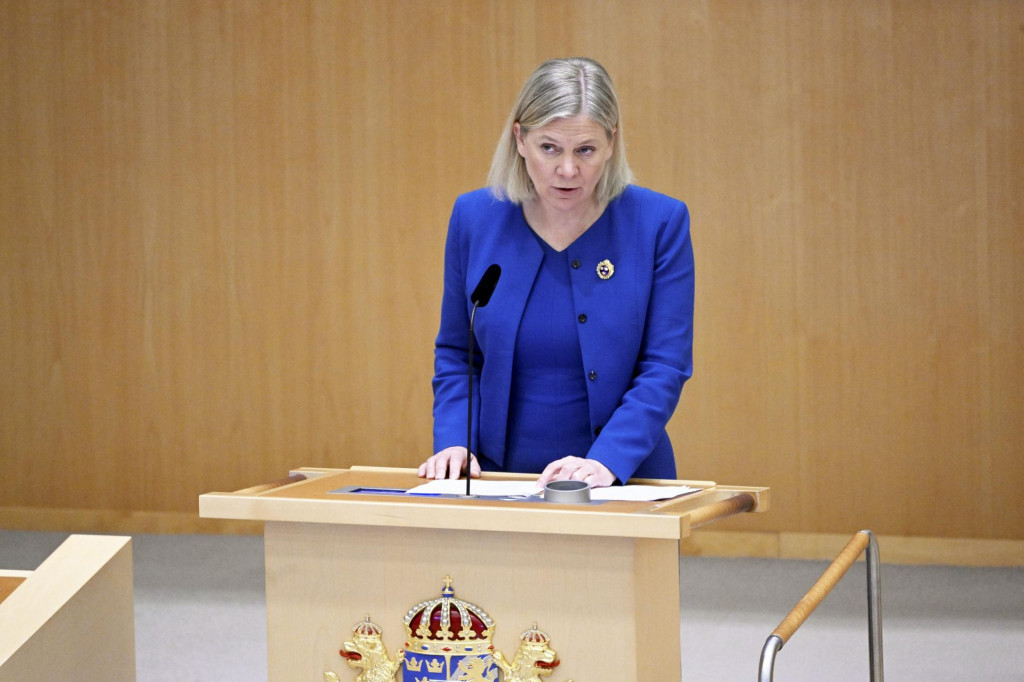 Švédska premiérka Magdalena Anderssonová počas prejavu v parlamente v Stockholme. FOTO: TASR/AP