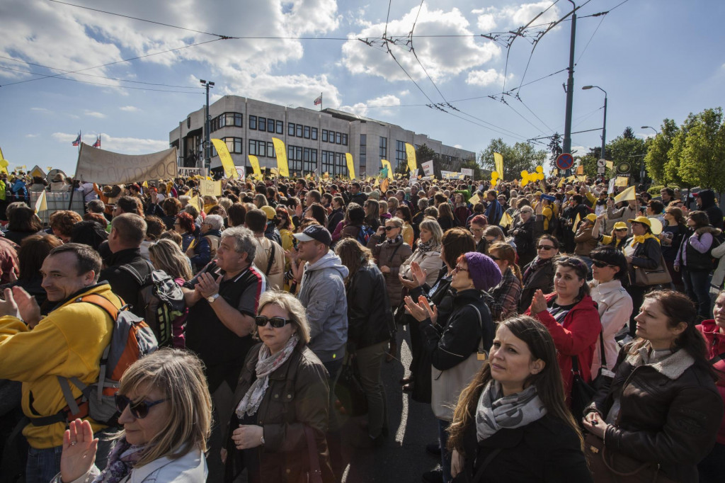 Protest školských odborárov pred parlamentom na jar 2016. FOTO: TASR/A. Galica