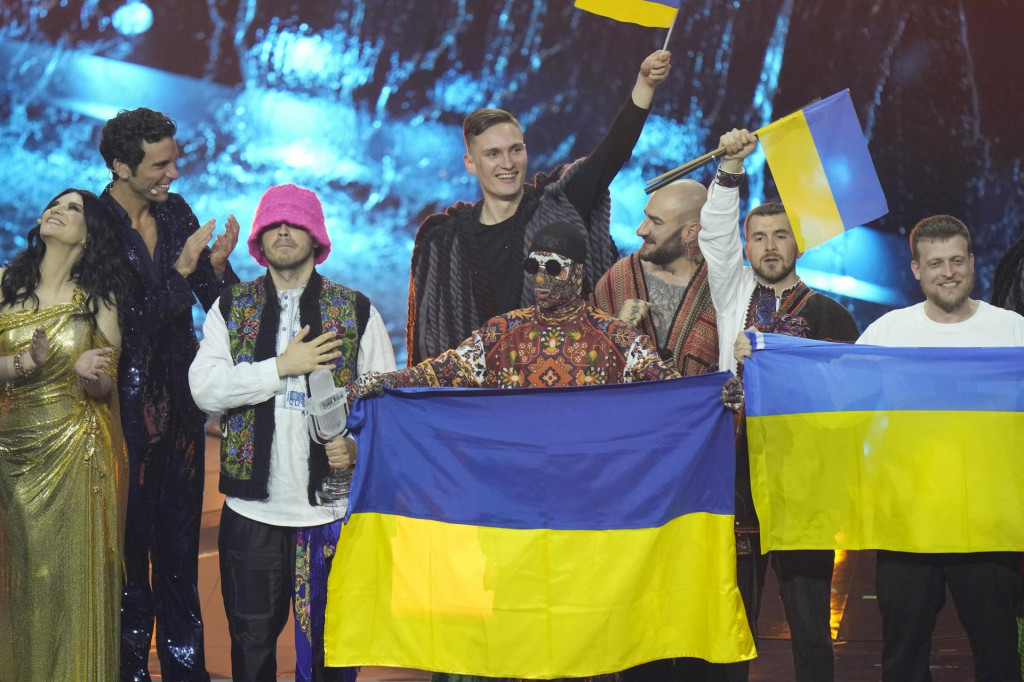 Na snímke ukrajinská hiphopová skupina Kalush Orchestra sa teší z víťazstva na 66. ročníku Eurovízie v Turíne v nedeľu 15. mája 2022. SNÍMKA: Luca Bruno