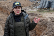 &lt;p&gt;Ukrajinská generálna prokurátorka Iryna Venediktová hovorí pre médiá pri masovom hrobe v meste Buča. FOTO: Reuters &lt;/p&gt;