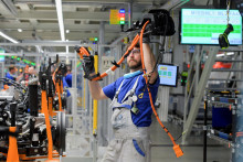 Výroba v automobilke Volkswagen. FOTO: Reuters