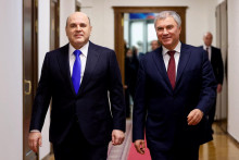 &lt;p&gt;Ruský premiér Michail Mišustin a predseda Štátnej dumy Vjačeslav Volodin pred zasadnutím Štátnej dumy, dolnej komory parlamentu, v Moskve, Rusko 7. apríla 2022. FOTO: REUTERS&lt;/p&gt;