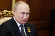 Ruský prezident Vladimir Putin inváziou na Ukrajinu na energiách a komoditách nezarobí. FOTO: TASR/AP