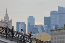 &lt;p&gt;Ľudia kráčajúci po moste v Moskve. FOTO: REUTERS&lt;/p&gt;