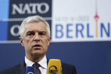Slovenský minister zahraničných vecí Ivan Korčok odpovedá na otázky novinárov počas príchodu na neformálne rokovanie šéfov diplomacií NATO v Berlíne v sobotu 14. mája 2022. FOTO: TASR/AP