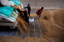 &lt;p&gt;Pracovníci zbierajú pšenicu v obilných silách Benha v guvernoráte Al Qalyubia v Egypte. FOTO: Reuters &lt;/p&gt;