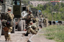 Pred očakávanou evakuáciou zranených ukrajinských vojakov z obkľúčenej oceliarne Azovstal v Mariupole vidno konvoj proruských jednotiek. FOTO: Reuters