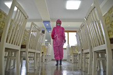 Pracovník dezinfikuje jedáleň v továrni na hygienické potreby uprostred rastúcich obáv zo šírenia koronavírusovej choroby v Pchjongjangu. North Korea. FOTO: Reuters