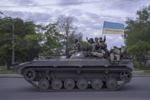 &lt;p&gt;Ukrajinskí vojaci mávajú na tanku zástavou s nápisom Sláva Ukrajine v Charkovskej oblasti. FOTO TASR/AP&lt;/p&gt;