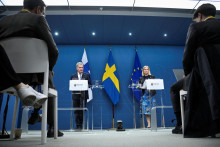 &lt;p&gt;Švédska premiérka Magdalena Anderssonová a fínsky prezident Sauli Niinisto na spoločnej tlačovej konferencii vo švédskom Štokholme 17. mája 2022. FOTO: REUTERS&lt;/p&gt;