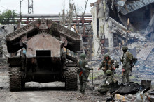 &lt;p&gt;Ruskí vojaci pri Azovstaľe. FOTO: Reuters&lt;/p&gt;