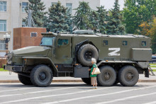 &lt;p&gt;Obrnené vozidlo proruských síl v okupovanom ukrajinskom meste Cherson. FOTO: Reuters&lt;/p&gt;