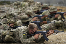 &lt;p&gt;Ukrajinskí dobrovoľníci počas vojenského výcviku pod taktovkou príslušníkov britskej armády. FOTO: TASR/AP&lt;/p&gt;