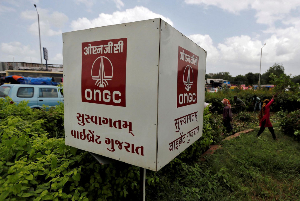 Logo spoločnosti Oil and Natural Gas Corp&#39;s je zobrazené pozdĺž cesty v Ahmedabad v Indii. FOTO: Reuters