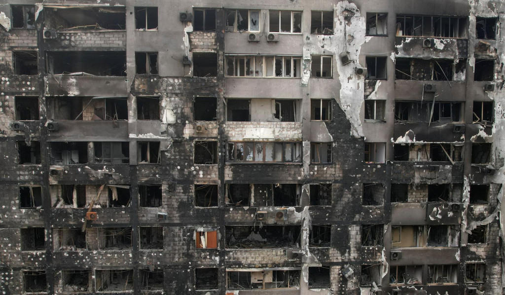 Pohľad na zničenú obytnú budovu v meste Mariupol počas ruskej invázie na Ukrajinu, 15. mája 2022. FOTO: REUTERS/Pavel Klimov