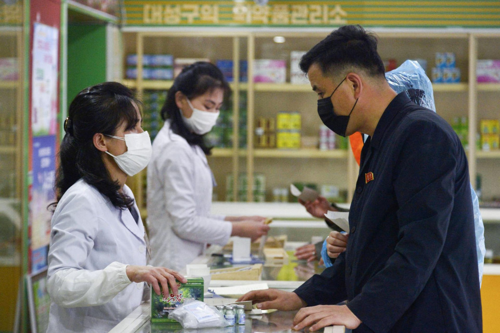 Muž navštívil lekáreň uprostred rastúcich obáv zo šírenia koronavírusovej choroby v Pchjongjangu v Severnej Kórei. FOTO: Reuters
