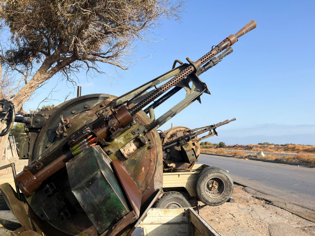 Vojenské vozidlá s ťažkými zbraňami patriacimi pro-PM Dbeibah Constitution Protection Force v Tripolise v Líbyi. FOTO: Reuters