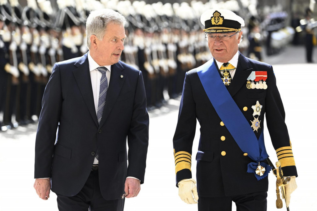 &lt;p&gt;Fínsky prezident Sauli Niinistö (vľavo) a švédsky kráľ Carl Gustaf kráčajú počas prehliadky čestnej stráže v Kráľovskom paláci v Stockholme 17. mája 2022. FOTO: TASR/AP&lt;/p&gt;