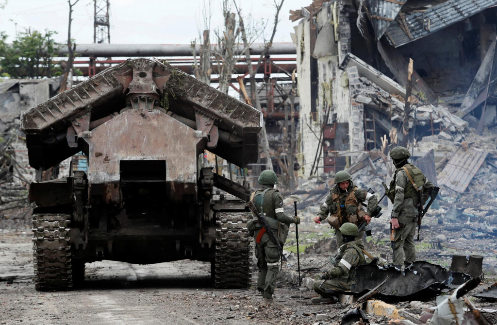 &lt;p&gt;Ruskí vojaci pri Azovstaľe. FOTO: Reuters&lt;/p&gt;