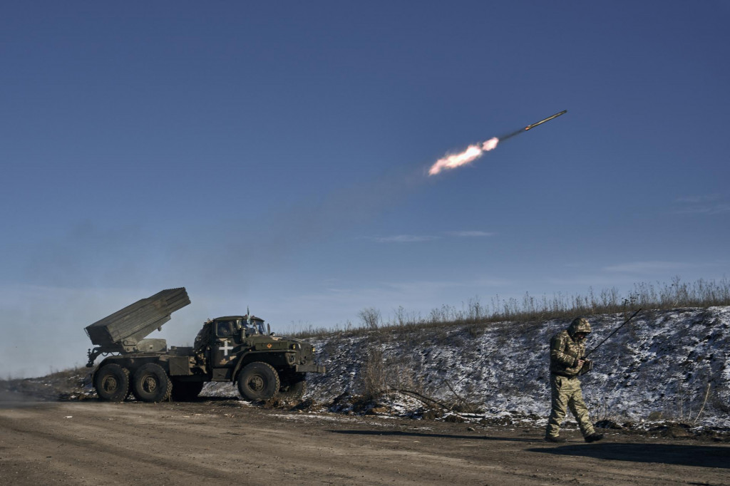 Ukrajinskí vojaci odpaľujú rakety prostredníctvom raketometu Grad na ruské pozície na frontovej línii počas bojov v Doneckej oblasti na východe Ukrajiny v januári 2023. FOTO: TASR/AP