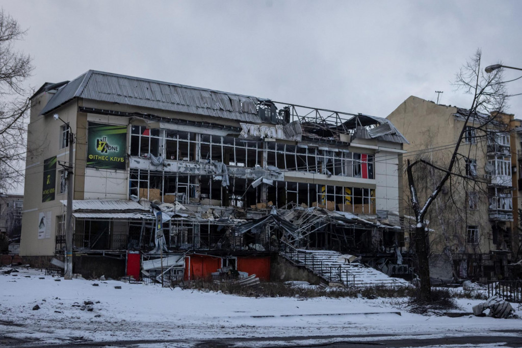 Budova na predmestí Bachmutu bola poškodená počas včerajšieho ruského útoku. Rusi sa však okrem východu začínajú zameriavať aj na západné oblasti. Robia aktívny prieskum a používajú falošné ciele. FOTO: Reuters