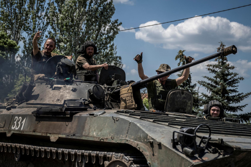Ukrajinskí vojaci na bojovom vozidle pechoty pri meste Bachmut v Doneckej oblasti. FOTO: Reuters