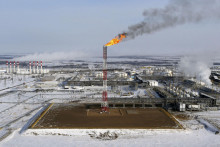 Z veže na ropnom poli Vankorskoje, ktoré vlastní spoločnosť Rosnefť, horí plameň severne od ruského sibírskeho mesta Krasnojarsk. FOTO: Reuters