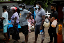 Obyvatelia Srí Lanky čakajú v rade na benzínovej pumpe. FOTO: Reuters