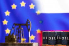 Modely nádob a čerpadla na ropu na pozadí vlajok Európskej únie a Ruska. FOTO: REUTERS