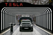 &lt;p&gt;Autá Model Y sú zobrazené počas slávnostného otvorenia novej továrne Tesla Gigafactory na elektrické autá v nemeckom Gruenheide. FOTO: Reuters &lt;/p&gt;