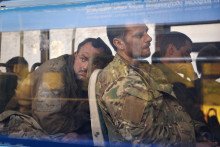&lt;p&gt;Ukrajinskí vojaci, ktorí niekoľko týždňov odolávali útokom ruských síl v oceliarniach Azovstaľ, sedia v autobuse po evakuácii neďaleko väznice v obci Olenivka v Doneckej oblasti. FOTO: TASR/AP&lt;br /&gt;
&lt;br /&gt;
 &lt;/p&gt;