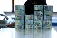 Vyššie náklady na financovanie bánk sa prenášajú do drahších úverov. FOTO: Reuters