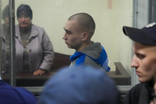 &lt;p&gt;Ruský vojak Vadim Šišimarin počas súdneho procesu v Kyjeve 18. mája 2022. FOTO: TASR/AP&lt;/p&gt;