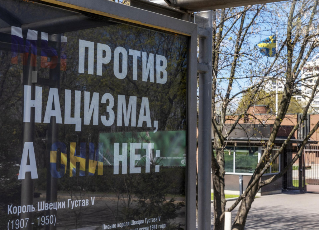 &lt;p&gt;Ilustračná fotka s odkazom „Sme proti nacizmu, oni nie“ neďaleko švédskeho veľvyslanectva v Moskve, Rusko 5. mája 2022. FOTO: REUTERS&lt;/p&gt;