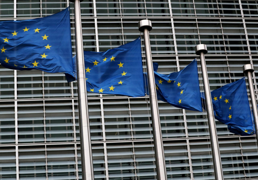Vlajky Európskej únie vejúce pri sídle Európskej komisie v Bruseli. FOTO: REUTERS