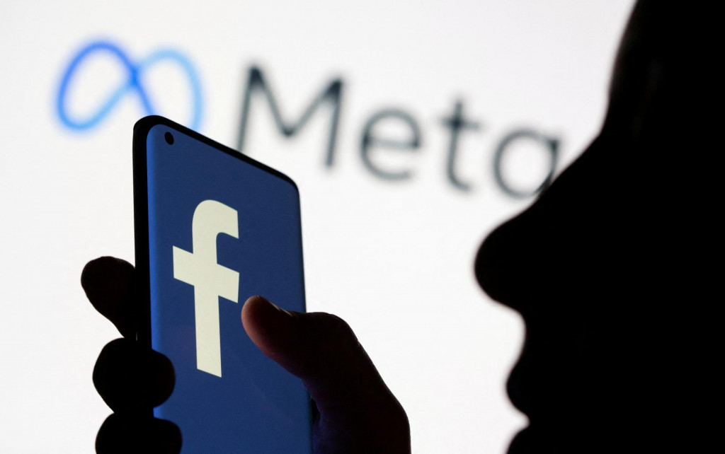 &lt;p&gt;Logo Facebooku pred rebrandovým logom spoločnosti Meta. FOTO: REUTERS/Dado Ruvic&lt;/p&gt;