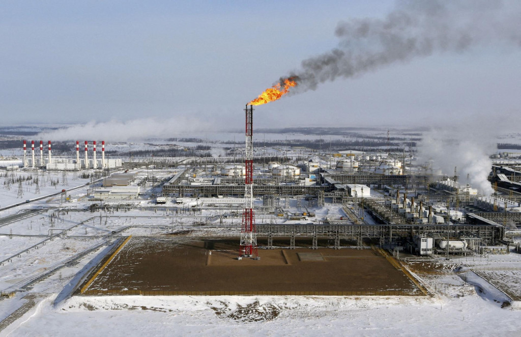 Z veže na ropnom poli Vankorskoje, ktoré vlastní spoločnosť Rosnefť, horí plameň severne od ruského sibírskeho mesta Krasnojarsk. FOTO: Reuters