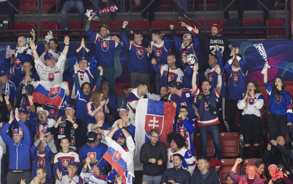 Sovenskí fanúšikovia sa tešia po strelení gólu v úvodnom zápase Francúzsko - Slovensko. FOTO:TASR/Martin Baumann