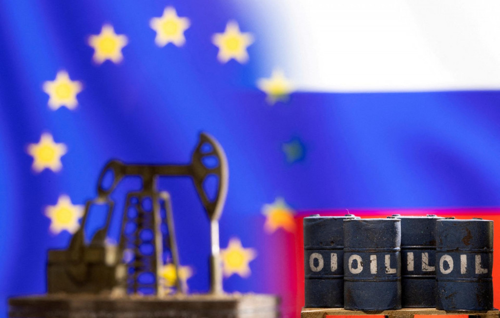 &lt;p&gt;Modely nádob a čerpadla na ropu na pozadí vlajok Európskej únie a Ruska. FOTO: REUTERS&lt;/p&gt;